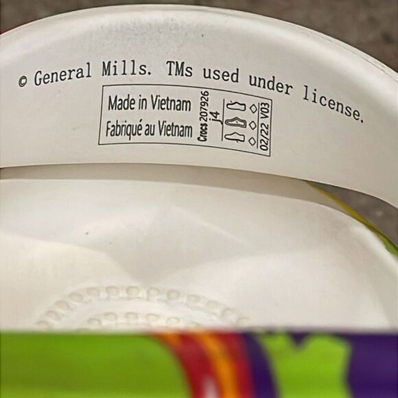 CROCS x Trix Classic Clog Shoe Unisex Size J4 and Womens 6 Limited Edition - Picture 11 of 13